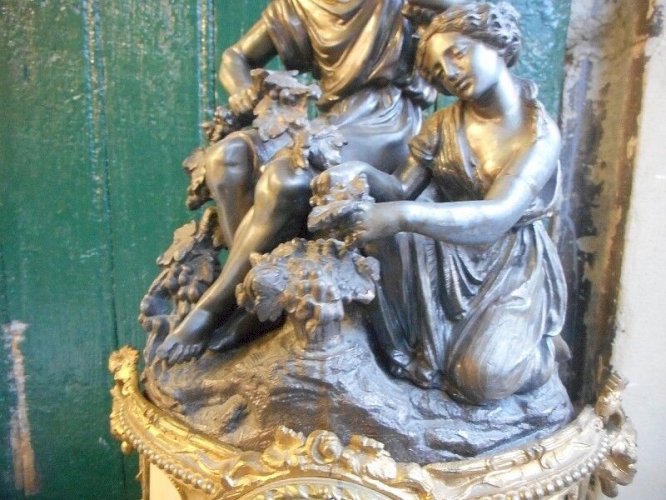 PENDULE HORLOGE STATUE AVEC 2 PERSONNAGES EN REGULE DORE