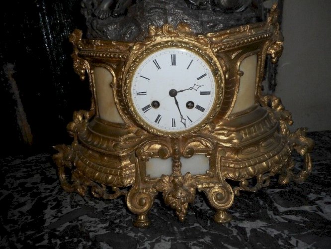 PENDULE HORLOGE STATUE AVEC 2 PERSONNAGES EN REGULE DORE