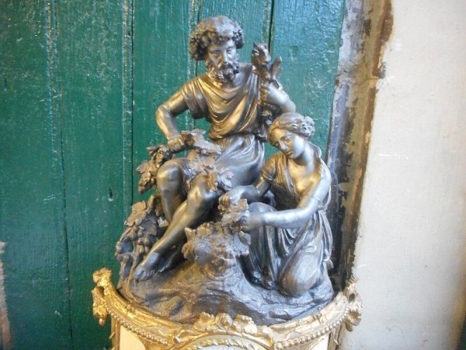 PENDULE HORLOGE STATUE AVEC 2 PERSONNAGES EN REGULE DORE