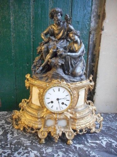 PENDULE HORLOGE STATUE AVEC 2 PERSONNAGES EN REGULE DORE