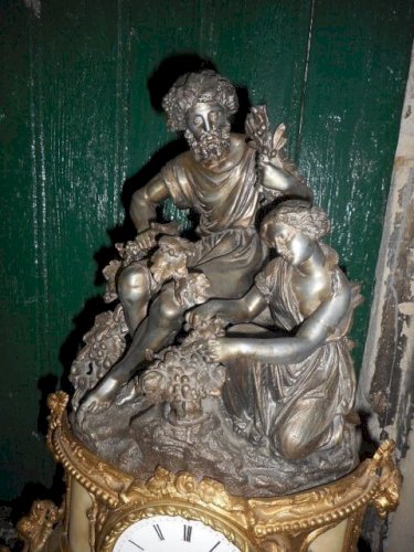PENDULE HORLOGE STATUE AVEC 2 PERSONNAGES EN REGULE DORE