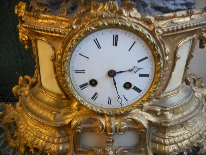 PENDULE HORLOGE STATUE AVEC 2 PERSONNAGES EN REGULE DORE