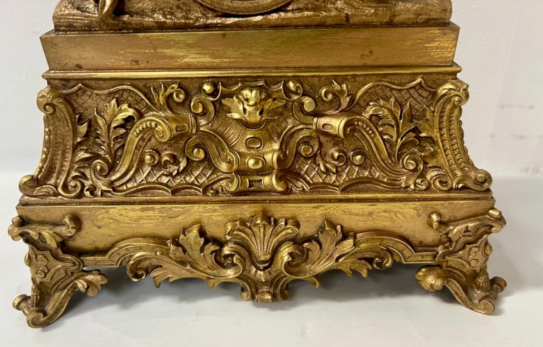 Pendule Romantique en bronze doré XIX siècle