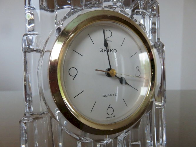 PENDULETTE SEIKO  GLACON  A QUARTZ EN VERRE OU EN CRISTAL 1990 VINTAGE - JAPON