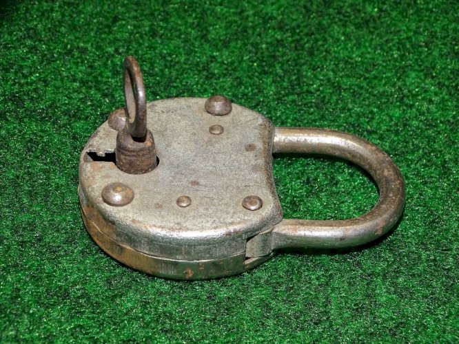 -PETIT ANCIEN CADENAS METAL AVEC SA CLE CLEF FONCTIONNE sans marque apparente  D