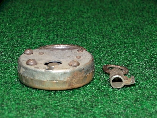 -PETIT ANCIEN CADENAS METAL AVEC SA CLE CLEF FONCTIONNE sans marque apparente  D