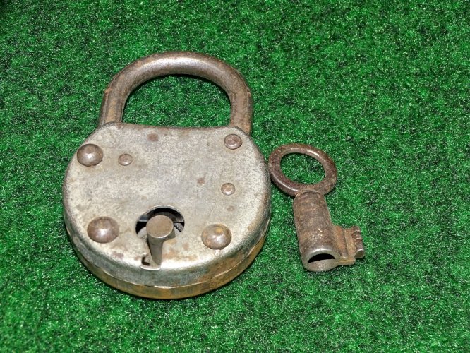 -PETIT ANCIEN CADENAS METAL AVEC SA CLE CLEF FONCTIONNE sans marque apparente  D