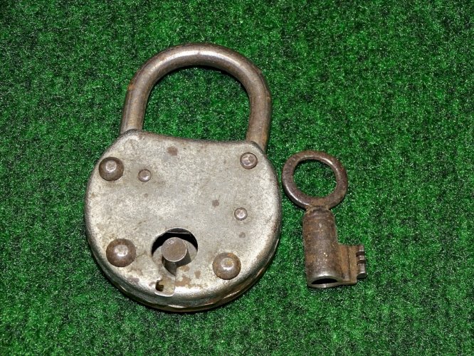 -PETIT ANCIEN CADENAS METAL AVEC SA CLE CLEF FONCTIONNE sans marque apparente  D