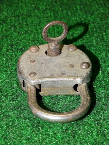 -PETIT ANCIEN CADENAS METAL AVEC SA CLE CLEF FONCTIONNE sans marque apparente  D