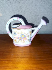 petit arrosoir en porcelaine à decor floral en bon etat