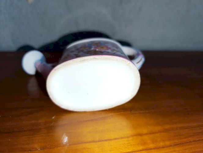 petit arrosoir en porcelaine à decor floral en bon etat