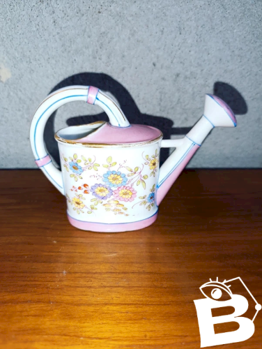petit arrosoir en porcelaine à decor floral en bon etat