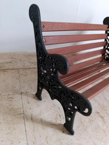 petit banc à poupee en bois et metal en bon etat