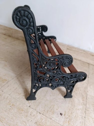 petit banc à poupee en bois et metal en bon etat
