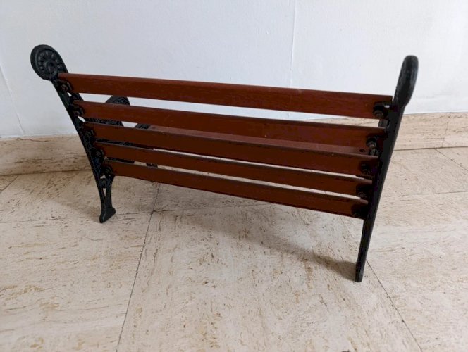 petit banc à poupee en bois et metal en bon etat