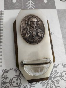 Petit bénitier en pierre et laiton.