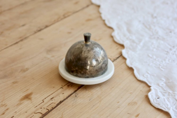 Petit beurrier cloche vintage porcelaine blanche et métal argenté patiné