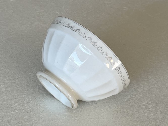 Petit bol ancien à café au lait, Digoin et Sarreguemines, motif bouquet de fleurs, diamètre 10,6 cm, vintage français.