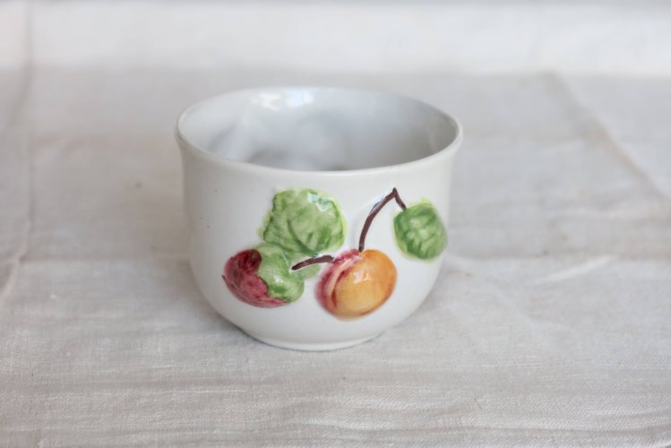Petit bol vintage en faïence blanche - Décor barbotine fruits