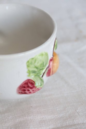 Petit bol vintage en faïence blanche - Décor barbotine fruits