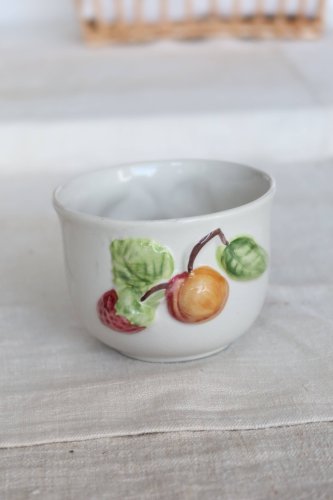 Petit bol vintage en faïence blanche - Décor barbotine fruits