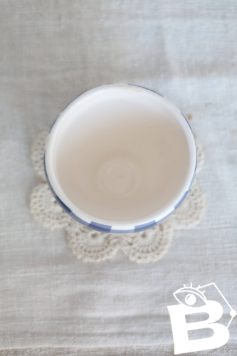 Petit bol vintage en faïence blanche motif vichy bleu
