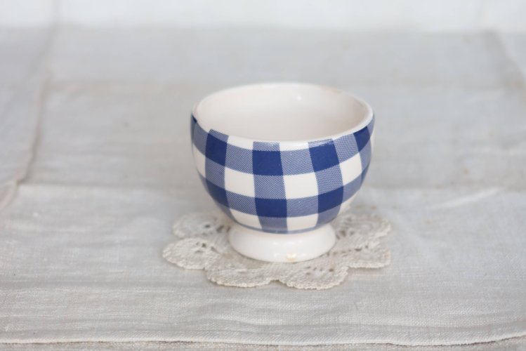 Petit bol vintage en faïence blanche motif vichy bleu