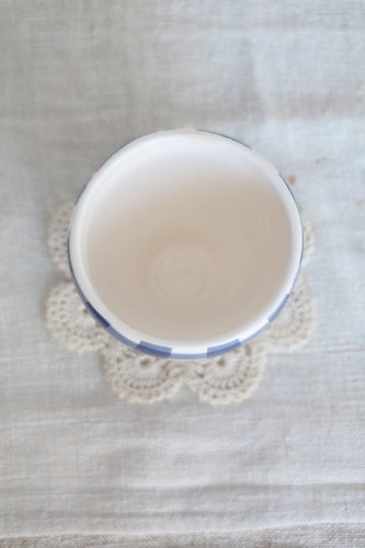 Petit bol vintage en faïence blanche motif vichy bleu