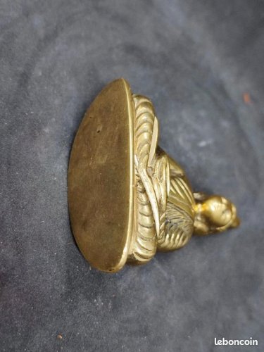 Petit bouddha en bronze ou laiton pour vitrine en bon etat