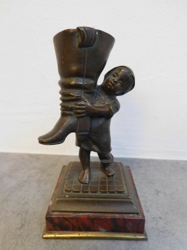 PETIT BRONZE ENFANT A LA BOTTE DU XIX ème SIECLE