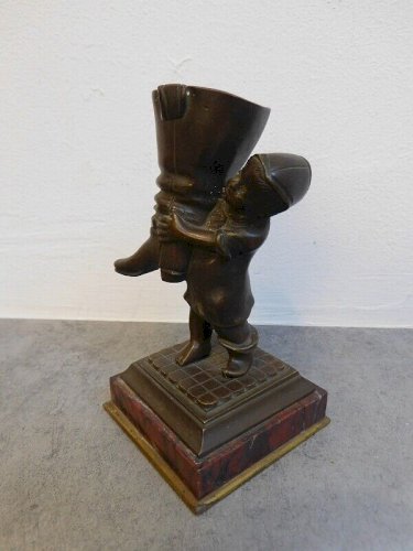 PETIT BRONZE ENFANT A LA BOTTE DU XIX ème SIECLE