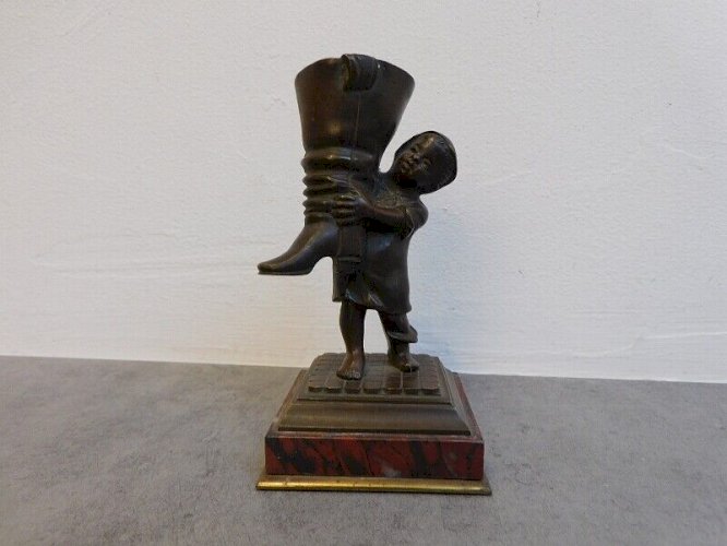 PETIT BRONZE ENFANT A LA BOTTE DU XIX ème SIECLE