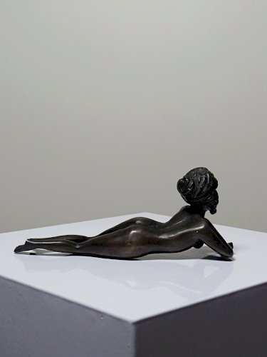 Petit bronze mid-century, petite baigneuse, femme nue allongée