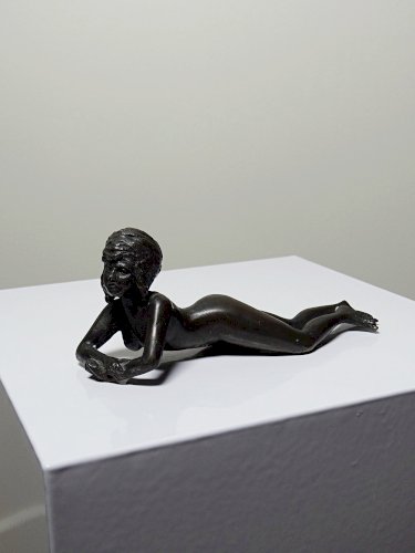 Petit bronze mid-century, petite baigneuse, femme nue allongée