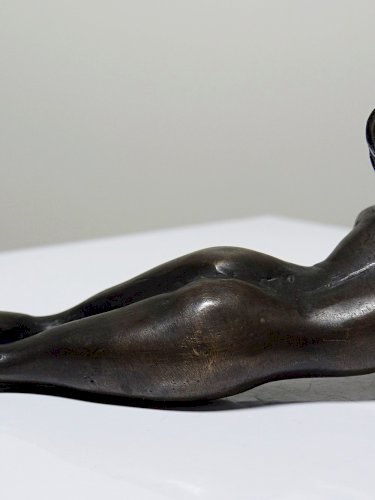 Petit bronze mid-century, petite baigneuse, femme nue allongée