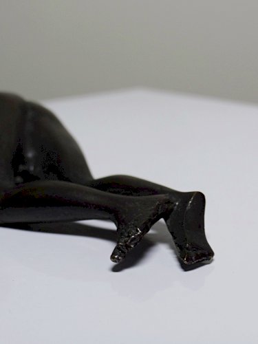 Petit bronze mid-century, petite baigneuse, femme nue allongée