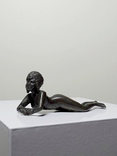 Petit bronze mid-century, petite baigneuse, femme nue allongée