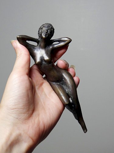 Petit bronze mid-century, petite baigneuse, femme nue allongée