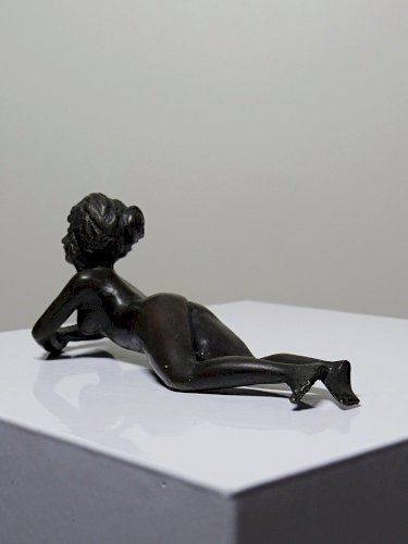 Petit bronze mid-century, petite baigneuse, femme nue allongée
