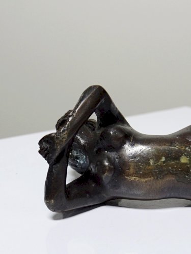 Petit bronze mid-century, petite baigneuse, femme nue allongée