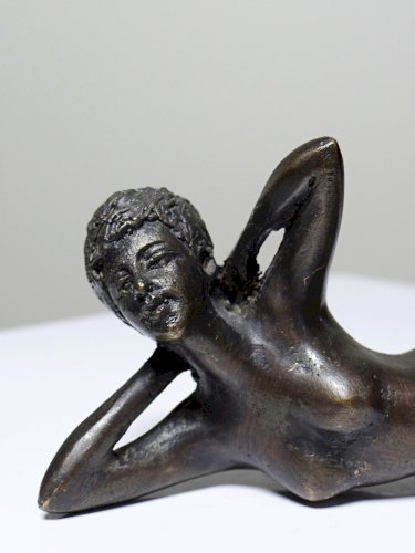 Petit bronze mid-century, petite baigneuse, femme nue allongée