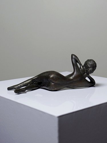 Petit bronze mid-century, petite baigneuse, femme nue allongée