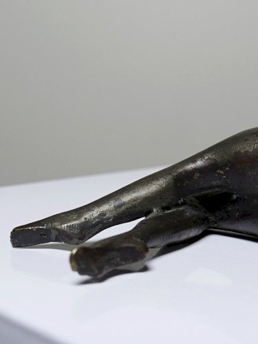 Petit bronze mid-century, petite baigneuse, femme nue allongée