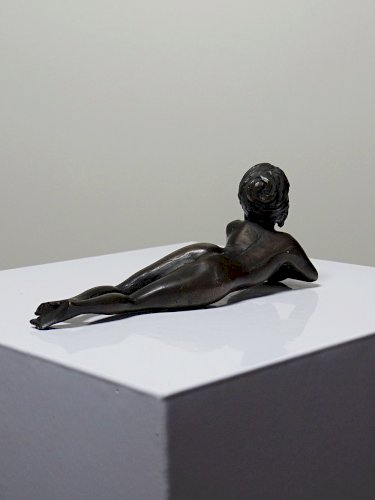 Petit bronze mid-century, petite baigneuse, femme nue allongée