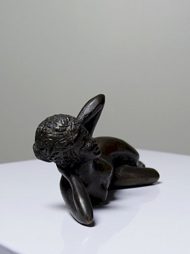 Petit bronze mid-century, petite baigneuse, femme nue allongée