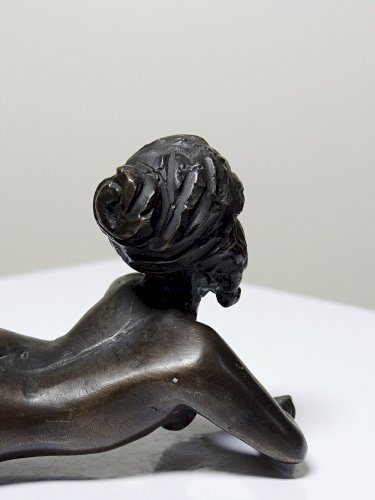 Petit bronze mid-century, petite baigneuse, femme nue allongée