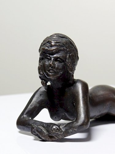 Petit bronze mid-century, petite baigneuse, femme nue allongée