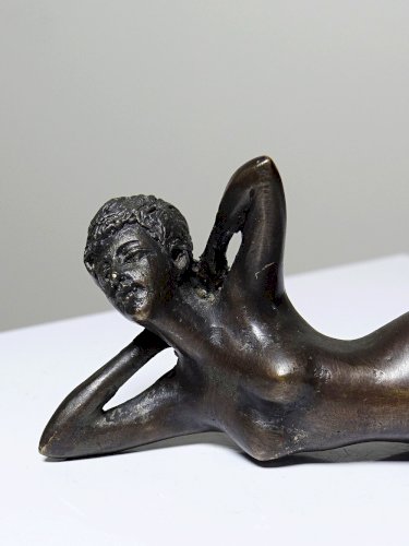 Petit bronze mid-century, petite baigneuse, femme nue allongée