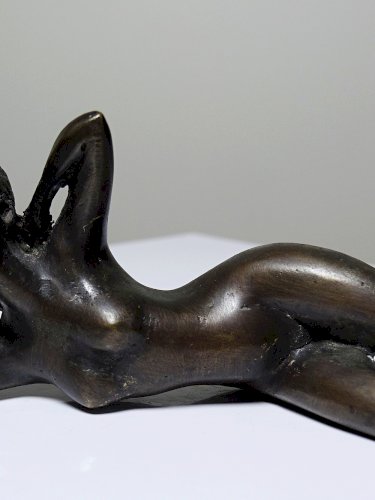 Petit bronze mid-century, petite baigneuse, femme nue allongée