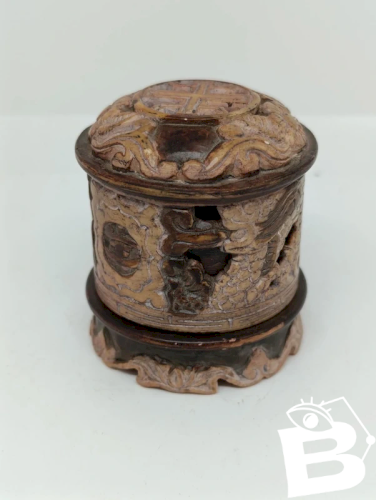 petit brûle parfum asiatique en pierre ajourée à patine noire et dorée en bon etat